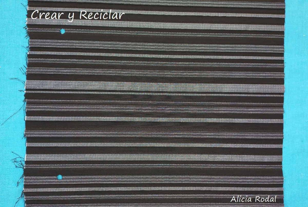 En este tutorial te enseño 3 ideas diferentes que puedes hacer con el tubo o rollo de cartón del papel de cocina y baño, y con retazos o trozos de telas de ropa vieja. Estas simples ideas sirven para hacer cosas prácticas y útiles como estos preciosos organizadores.