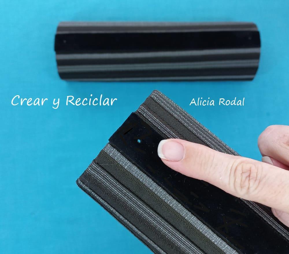 En este tutorial te enseño 3 ideas diferentes que puedes hacer con el tubo o rollo de cartón del papel de cocina y baño, y con retazos o trozos de telas de ropa vieja. Estas simples ideas sirven para hacer cosas prácticas y útiles como estos preciosos organizadores.