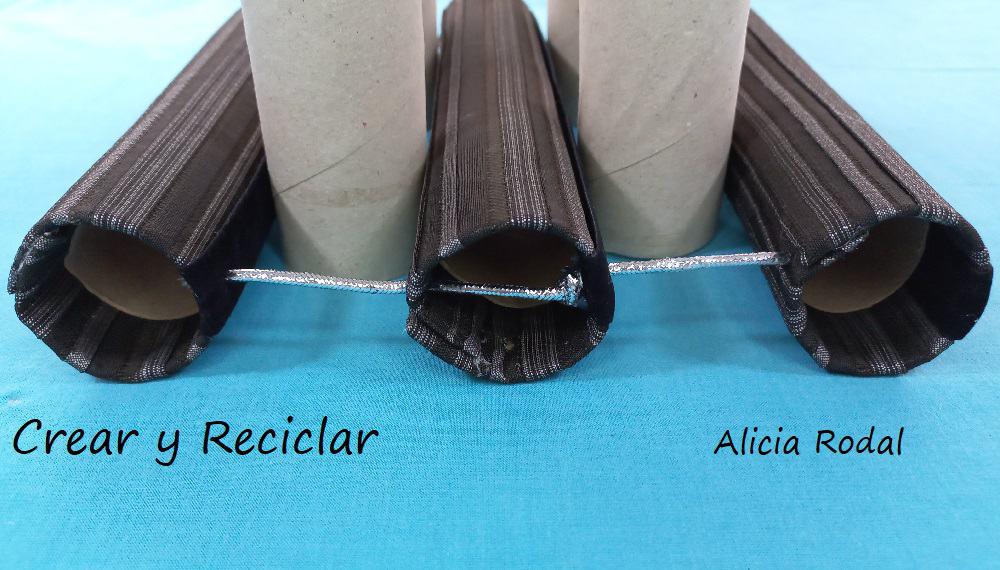 En este tutorial te enseño 3 ideas diferentes que puedes hacer con el tubo o rollo de cartón del papel de cocina y baño, y con retazos o trozos de telas de ropa vieja. Estas simples ideas sirven para hacer cosas prácticas y útiles como estos preciosos organizadores.