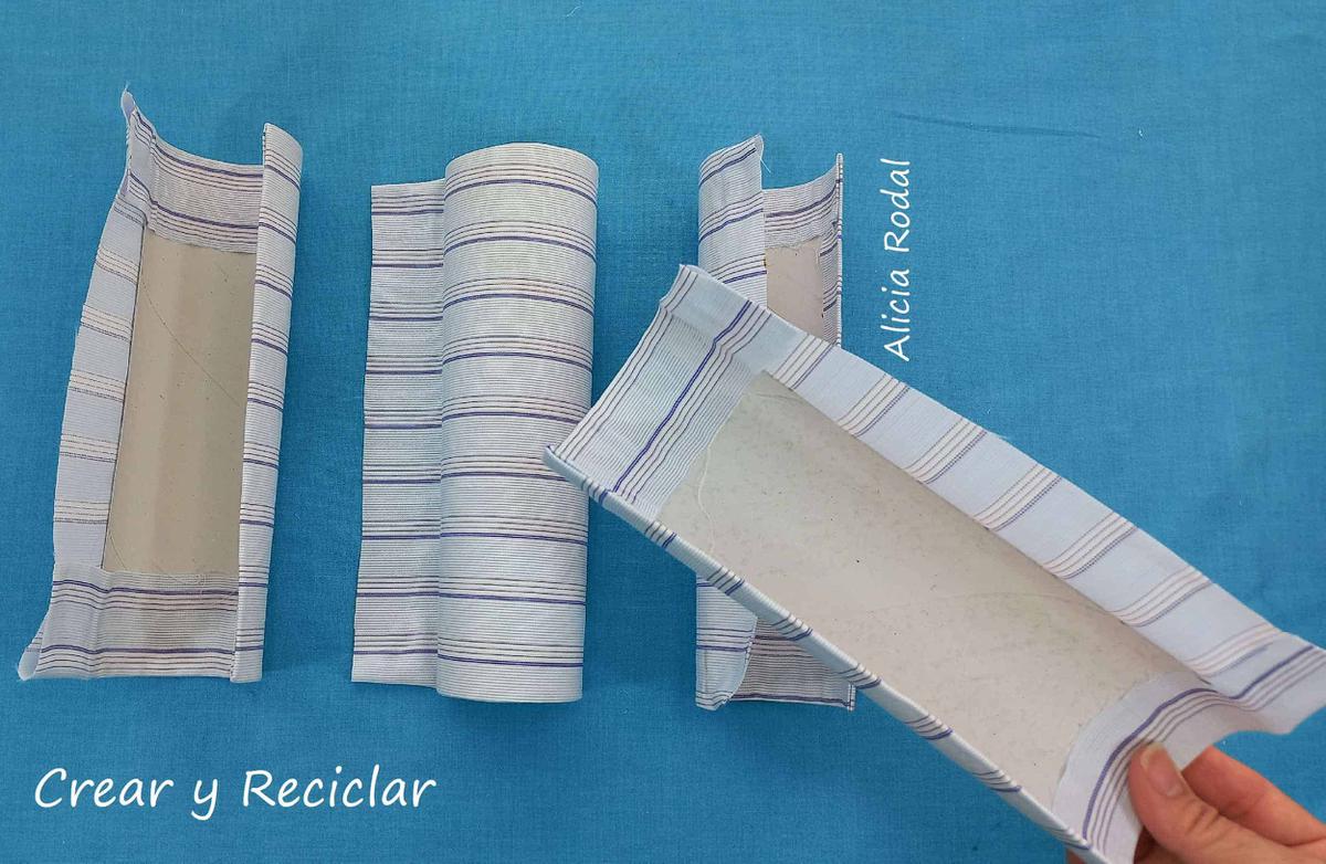 En este tutorial te enseño 3 ideas diferentes que puedes hacer con el tubo o rollo de cartón del papel de cocina y baño, y con retazos o trozos de telas de ropa vieja. Estas simples ideas sirven para hacer cosas prácticas y útiles como estos preciosos organizadores.