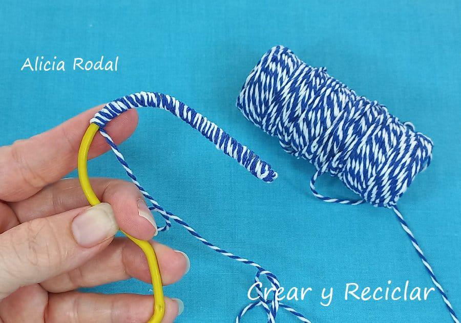 En este tutorial te enseño 3 ideas diferentes que puedes hacer con el tubo o rollo de cartón del papel de cocina y baño, y con retazos o trozos de telas de ropa vieja. Estas simples ideas sirven para hacer cosas prácticas y útiles como estos preciosos organizadores.