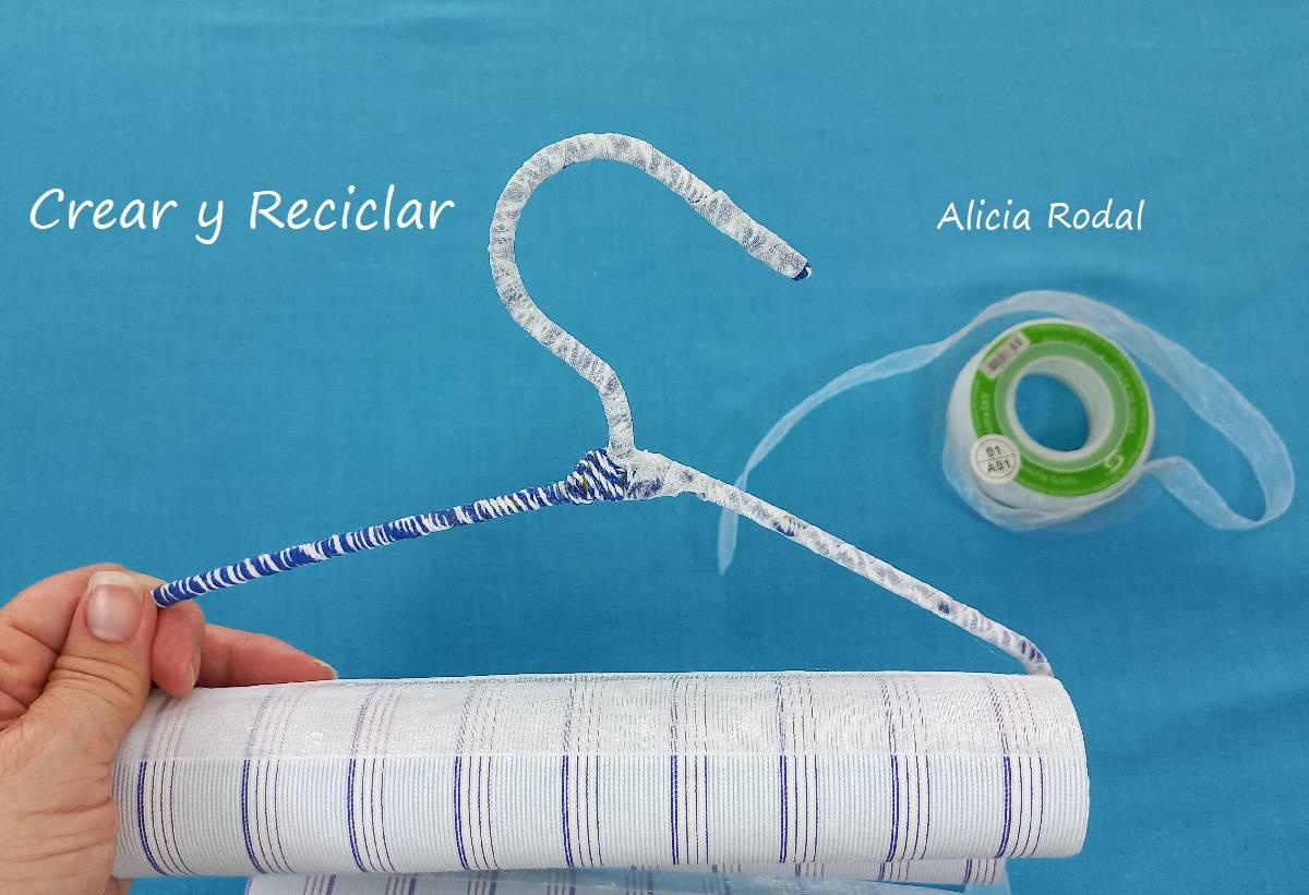 En este tutorial te enseño 3 ideas diferentes que puedes hacer con el tubo o rollo de cartón del papel de cocina y baño, y con retazos o trozos de telas de ropa vieja. Estas simples ideas sirven para hacer cosas prácticas y útiles como estos preciosos organizadores.