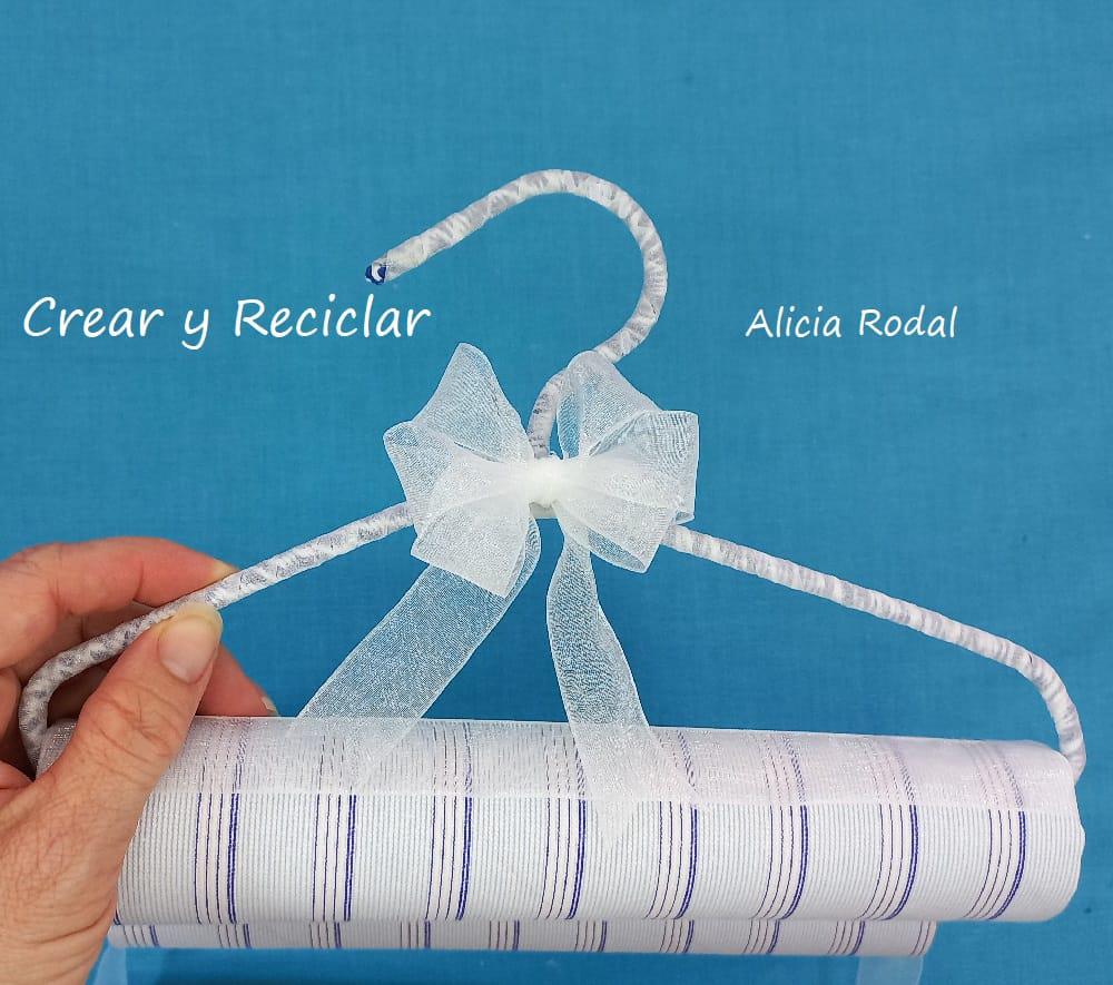 En este tutorial te enseño 3 ideas diferentes que puedes hacer con el tubo o rollo de cartón del papel de cocina y baño, y con retazos o trozos de telas de ropa vieja. Estas simples ideas sirven para hacer cosas prácticas y útiles como estos preciosos organizadores.