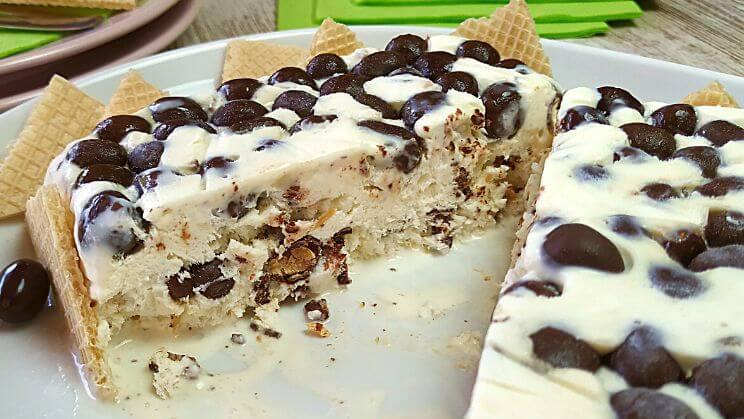 Helado de nata (crema de leche) y cacahuetes con chocolate