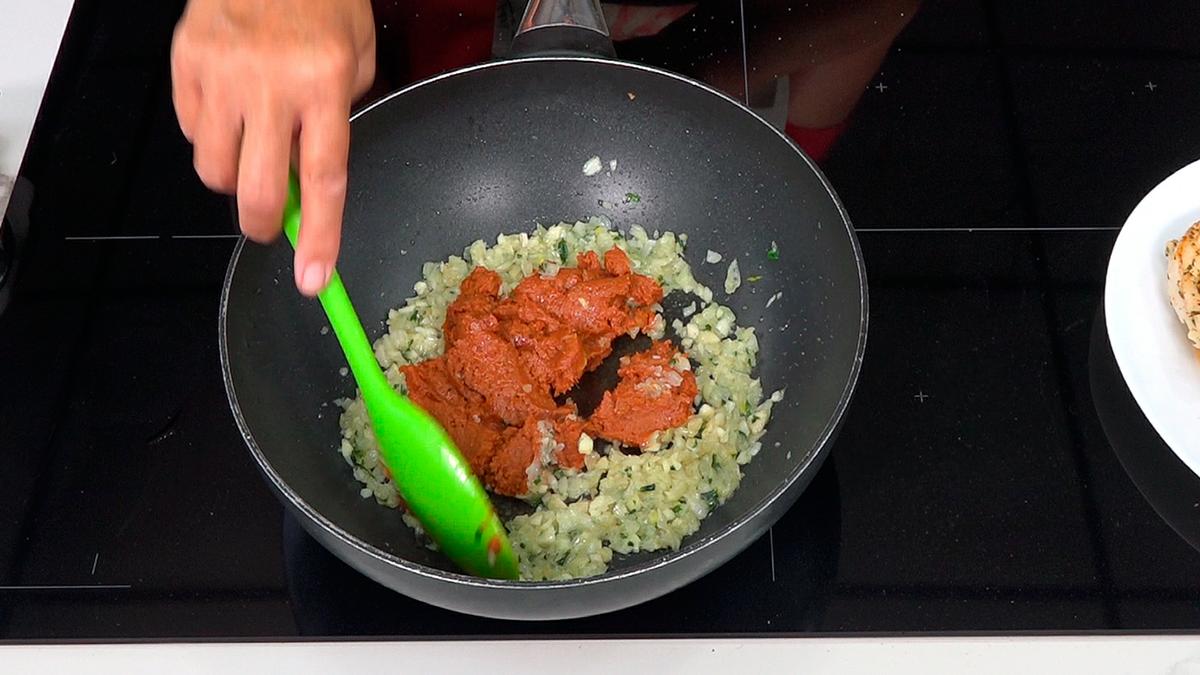 POLLO EN SALSA CREMOSA DE TOMATE Y CHAMPIÑONES - Loli Domínguez - Foto 10