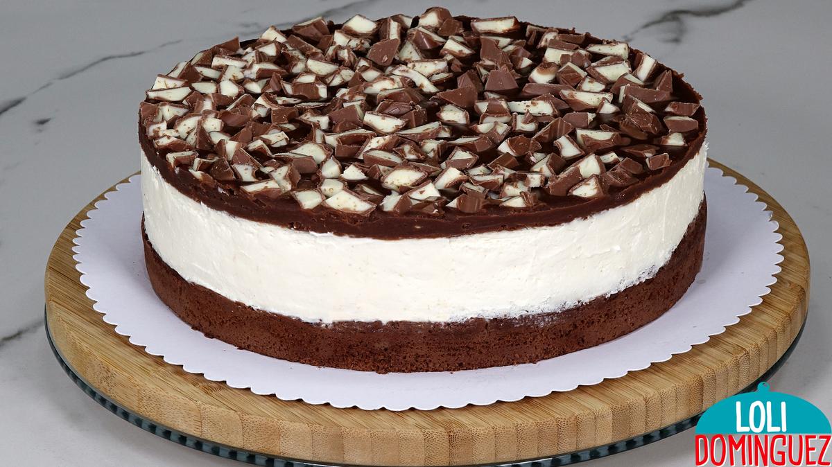 LA FAMOSA TARTA KINDER, TE ENAMORARÁ. Esta tarta además de hacerse super fácil queda deliciosa, un bizcocho muy tierno y jugoso, un relleno muy cremoso y una cubierta crujiente con el sabor inconfundible de chocolate kínder