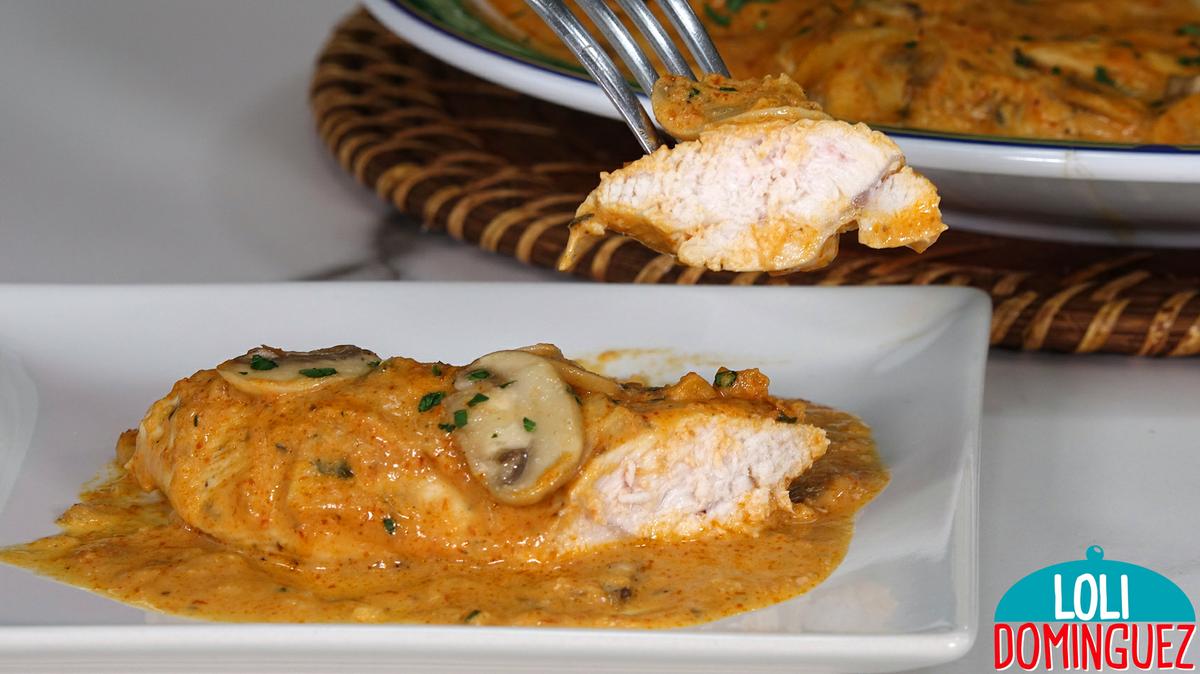 POLLO EN SALSA CREMOSA DE TOMATE Y CHAMPIÑONES. Una receta fácil y que queda deliciosa, la carne muy jugosa y con la salsa de tomates secos y champiñones hace que sea un bocado riquísimo, además de hacerse fácilmente y de manera rápida