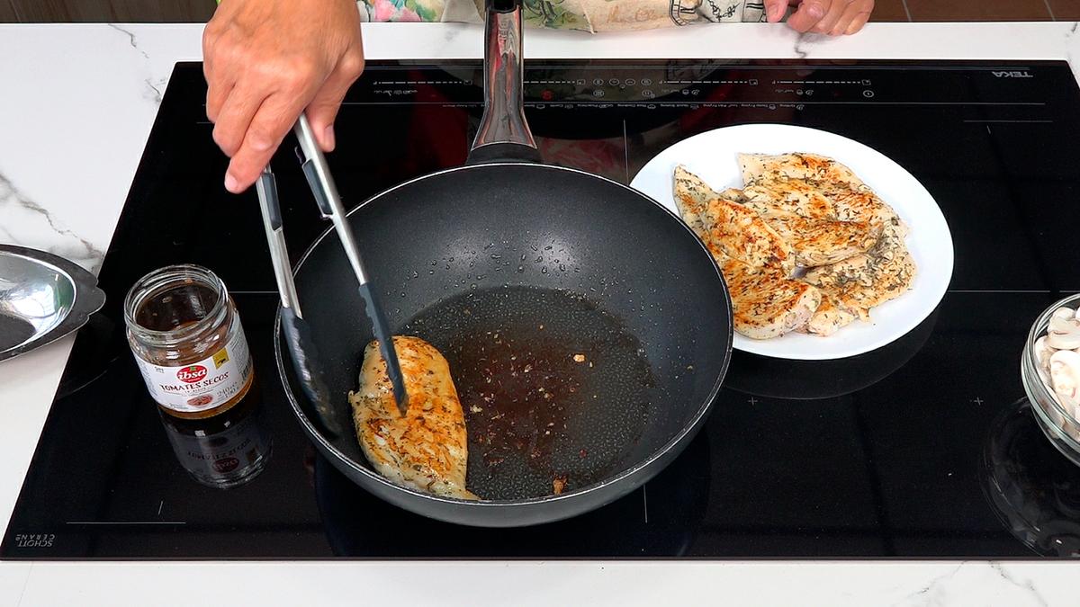 POLLO EN SALSA CREMOSA DE TOMATE Y CHAMPIÑONES - Loli Domínguez - Foto 4