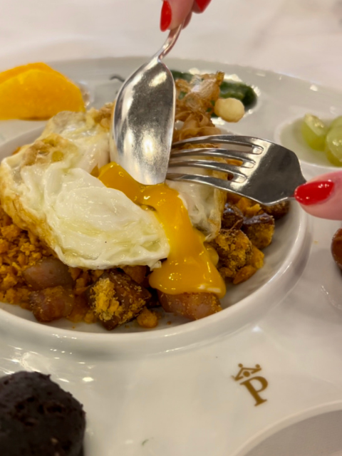 Tan cerca y a veces tan lejos. Hostería del Estudiante