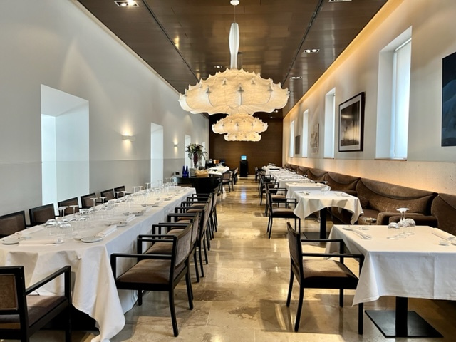 Tan cerca y a veces tan lejos. Hostería del Estudiante