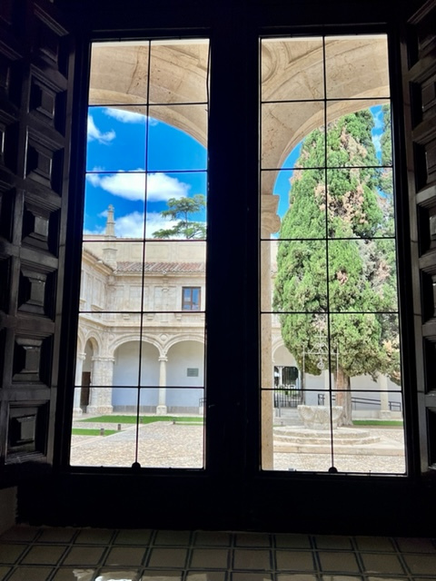 Tan cerca y a veces tan lejos. Hostería del Estudiante