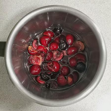 Cómo hacer coulis de cereza fácil - Mezclar sirope y cerezas