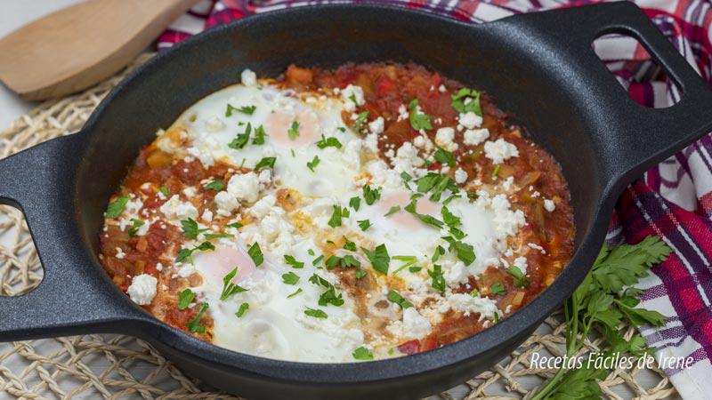 shakshuka o huevos al plato con berenjenas
