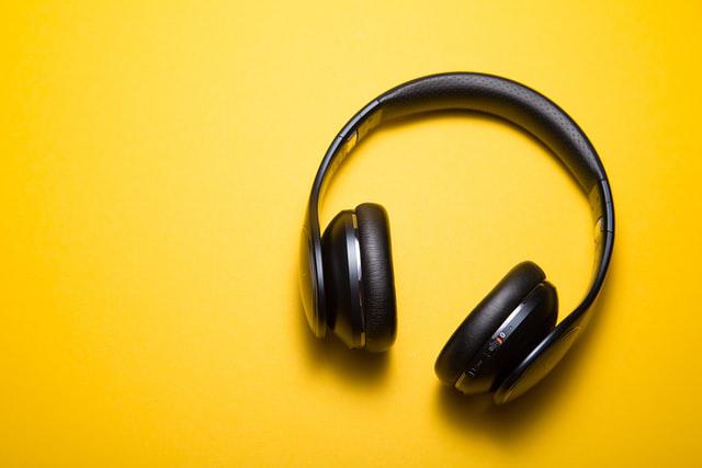 ¿Cómo personalizan las marcas de audio el sonido de los auriculares que te venden?