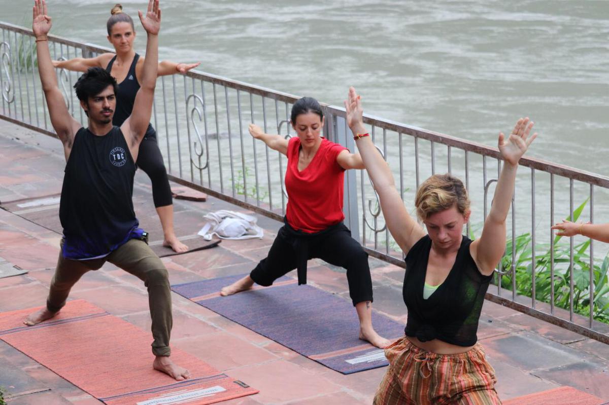 retiro yoga indis rishikesh meditacion espanol