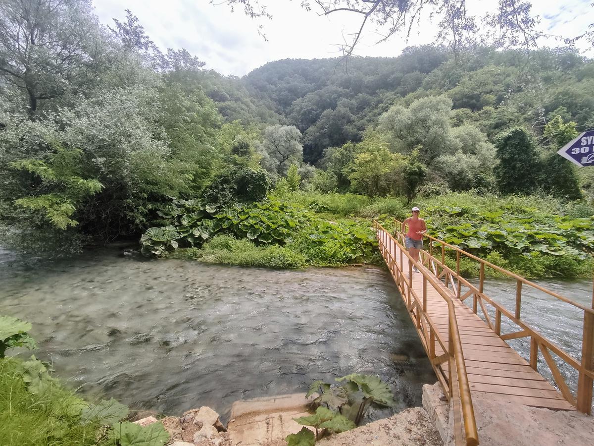 rio que cruza el ojo azul
