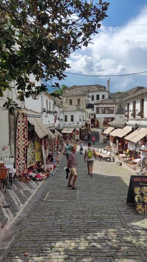 que ver en albania bazar gjirokastra