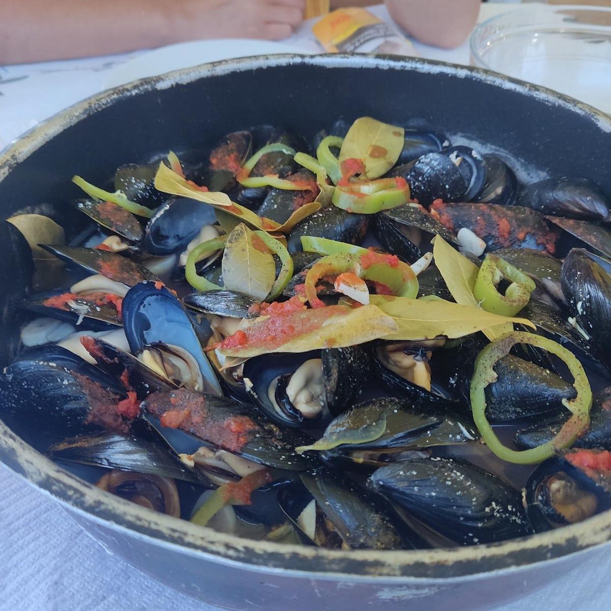 que ver en albania mejillones