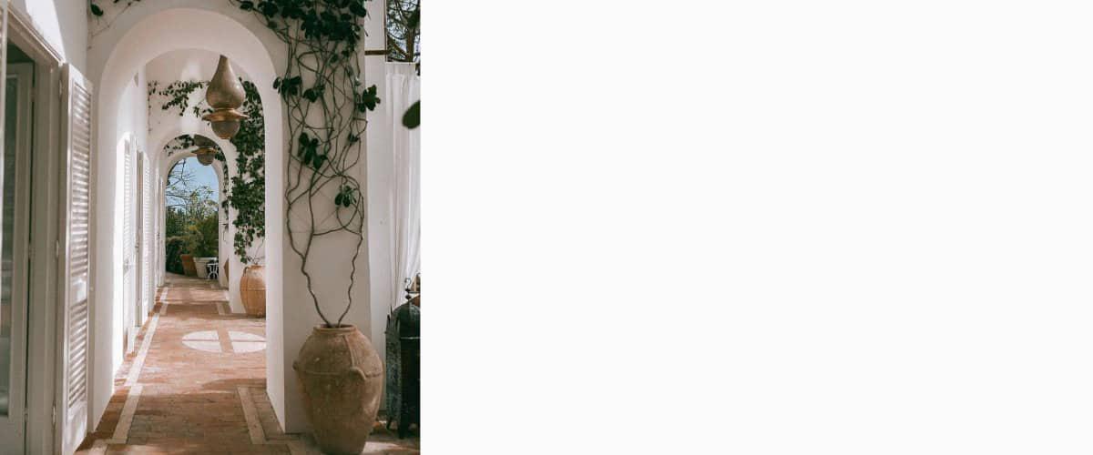 Decorar el arco del salón con plantas