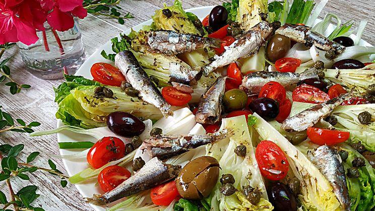 Ensalada de cogollos y sardinillas