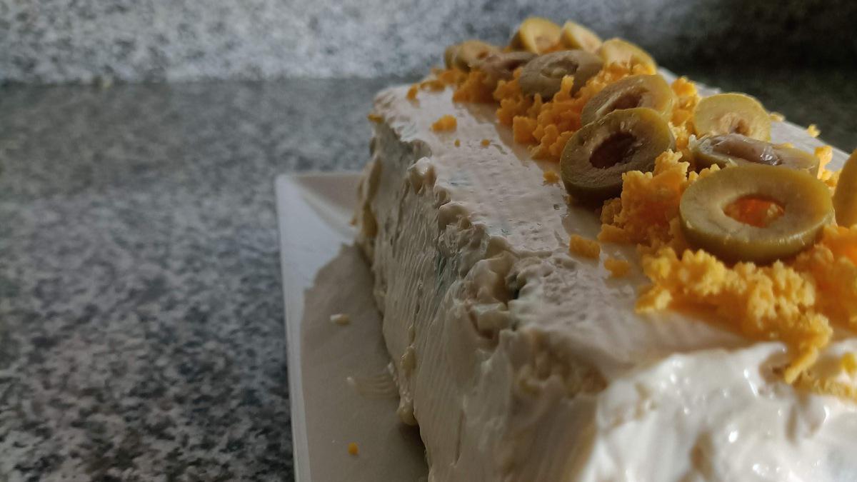 Pastel de atún frío con pan de molde