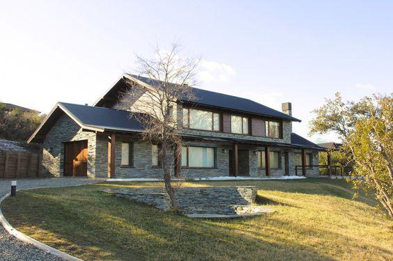 Casas de dos pisos con techo de chapa