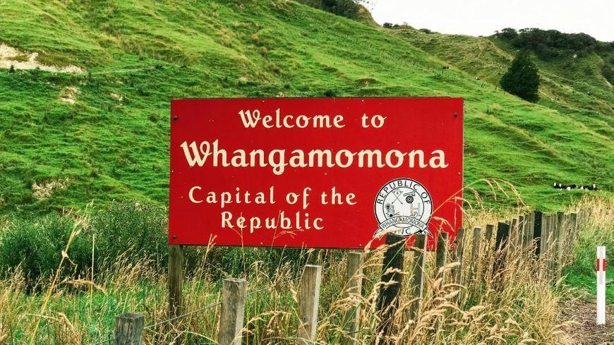 Letreto de bienvenida a la república de Whangamomona