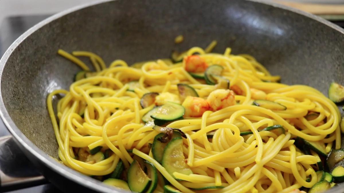 pasta gambas y calabacín