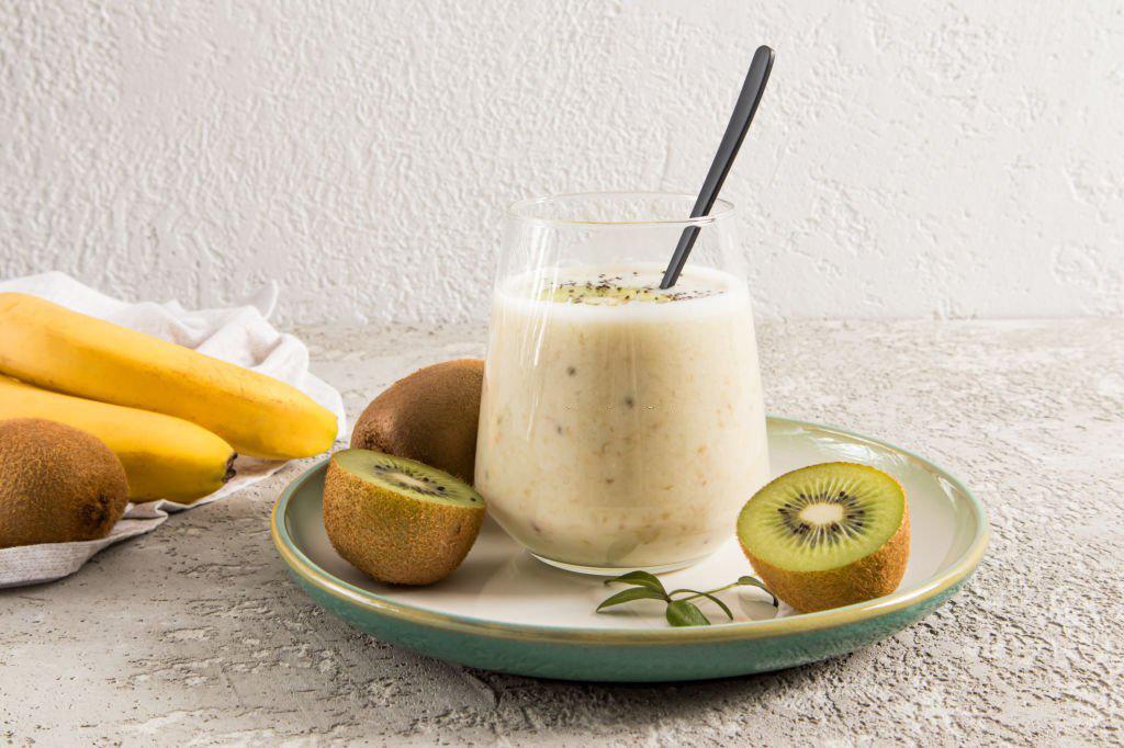 Smoothie de plátano y kiwi congelados