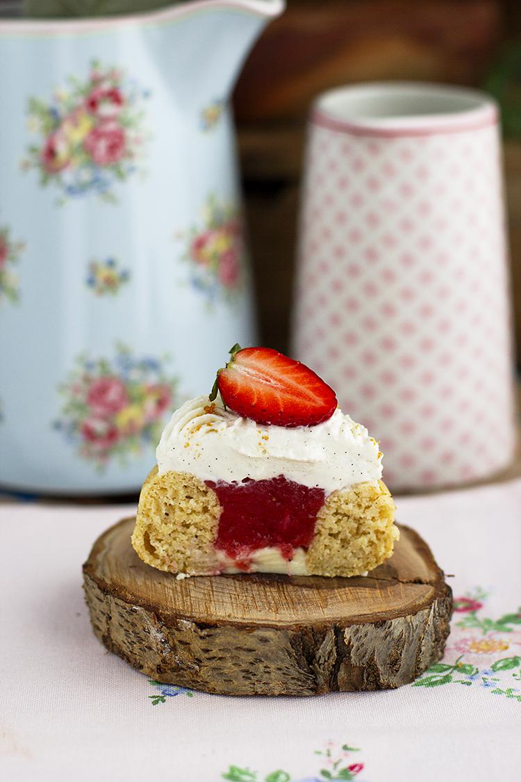 Donuts Cheesecake de Frutos Rojos el donut cremoso relleno y suave