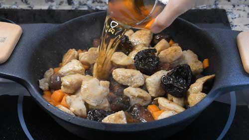 agregar el vino al pavo a la moruna