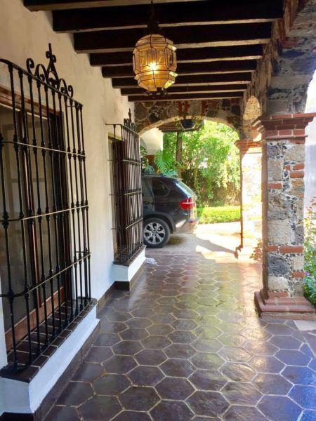 Fachadas de casas coloniales de una planta