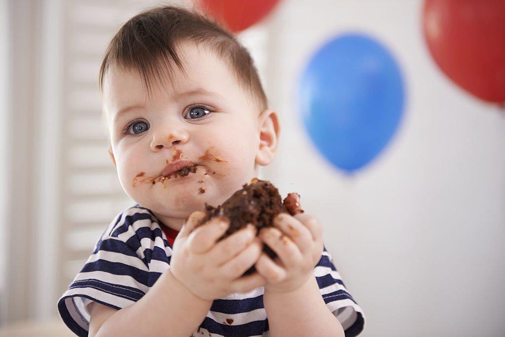 Crema de avellana y algarroba para bebés como sustituta de la crema de avellanas y cacao convencional