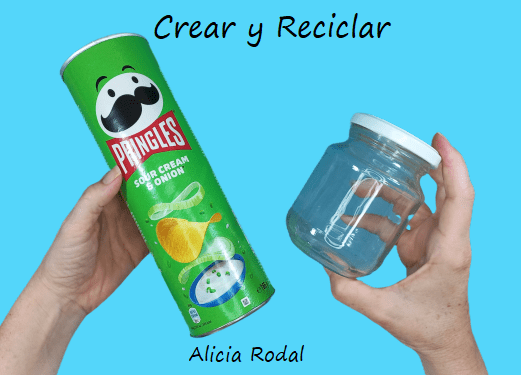 Aquí aprenderás a crear cosas tan chulas como este precioso faro, hecho a partir de un tubo de cartón de papas Pringles y otros materiales de reciclaje. Diy