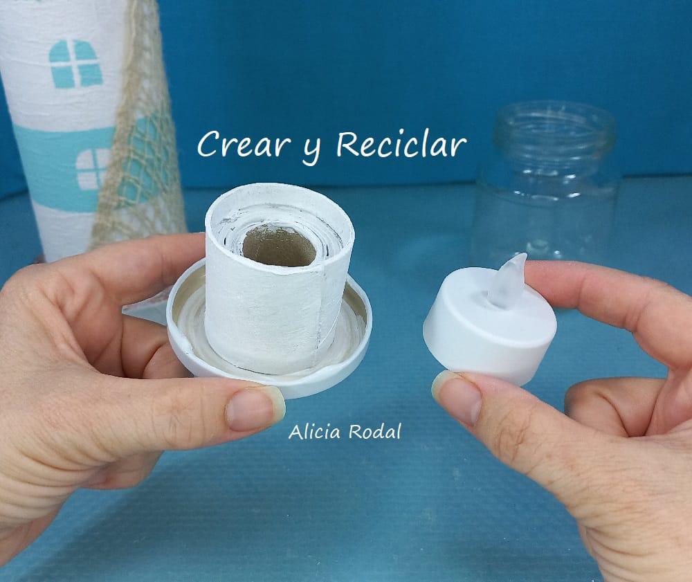 Aquí aprenderás a crear cosas tan chulas como este precioso faro, hecho a partir de un tubo de cartón de papas Pringles y otros materiales de reciclaje. Diy