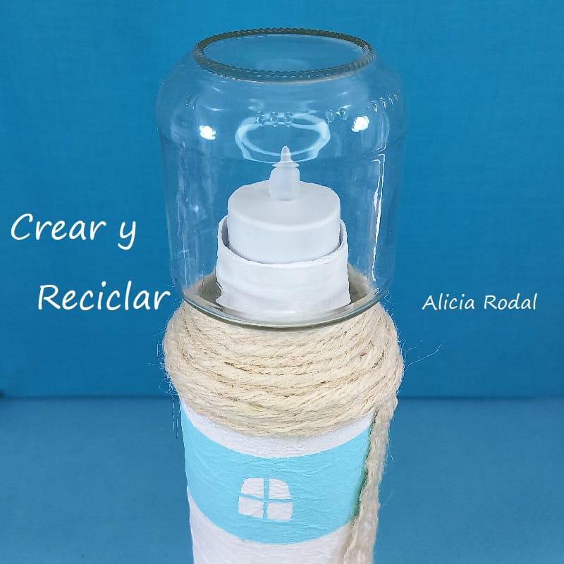 Aquí aprenderás a crear cosas tan chulas como este precioso faro, hecho a partir de un tubo de cartón de papas Pringles y otros materiales de reciclaje. Diy