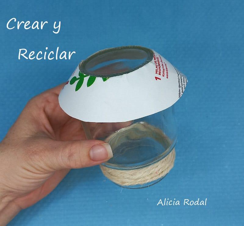 Aquí aprenderás a crear cosas tan chulas como este precioso faro, hecho a partir de un tubo de cartón de papas Pringles y otros materiales de reciclaje. Diy