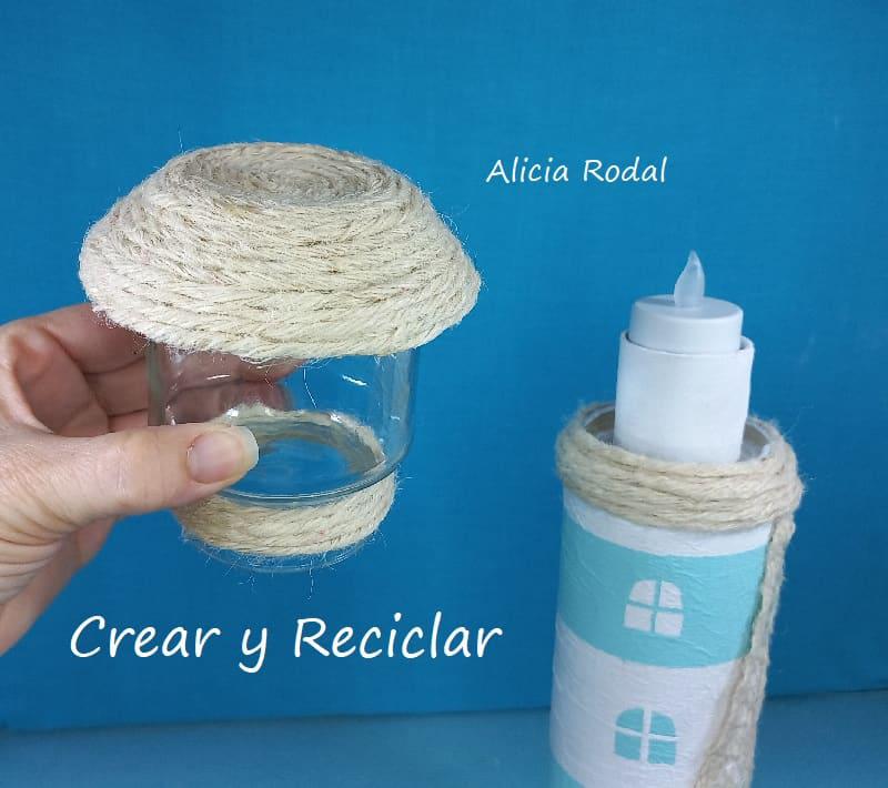 Aquí aprenderás a crear cosas tan chulas como este precioso faro, hecho a partir de un tubo de cartón de papas Pringles y otros materiales de reciclaje. Diy