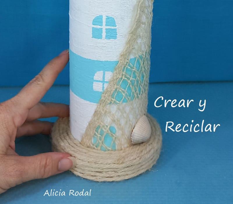 Aquí aprenderás a crear cosas tan chulas como este precioso faro, hecho a partir de un tubo de cartón de papas Pringles y otros materiales de reciclaje. Diy