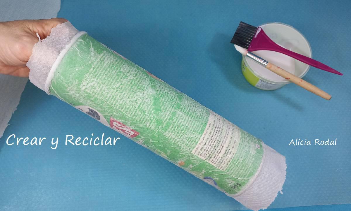 Aquí aprenderás a crear cosas tan chulas como este precioso faro, hecho a partir de un tubo de cartón de papas Pringles y otros materiales de reciclaje. Diy