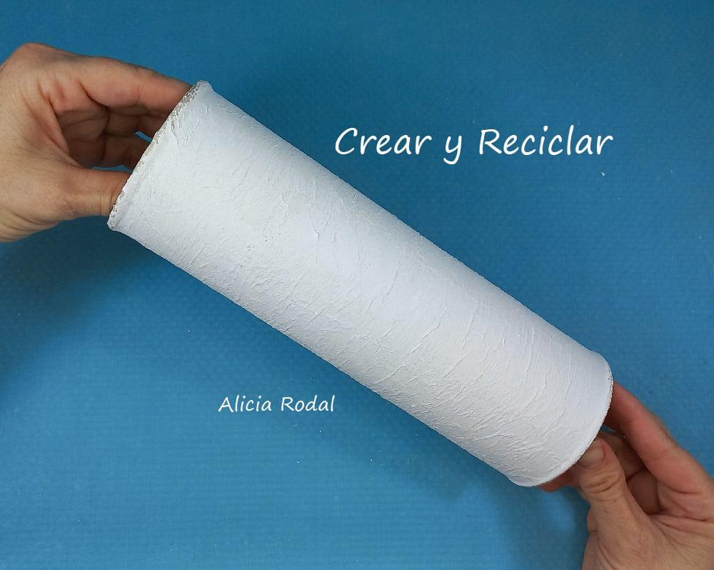 Aquí aprenderás a crear cosas tan chulas como este precioso faro, hecho a partir de un tubo de cartón de papas Pringles y otros materiales de reciclaje. Diy