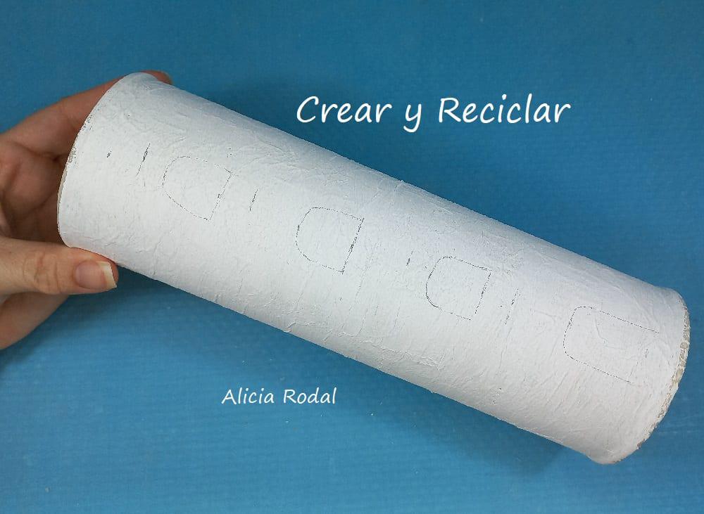 Aquí aprenderás a crear cosas tan chulas como este precioso faro, hecho a partir de un tubo de cartón de papas Pringles y otros materiales de reciclaje. Diy