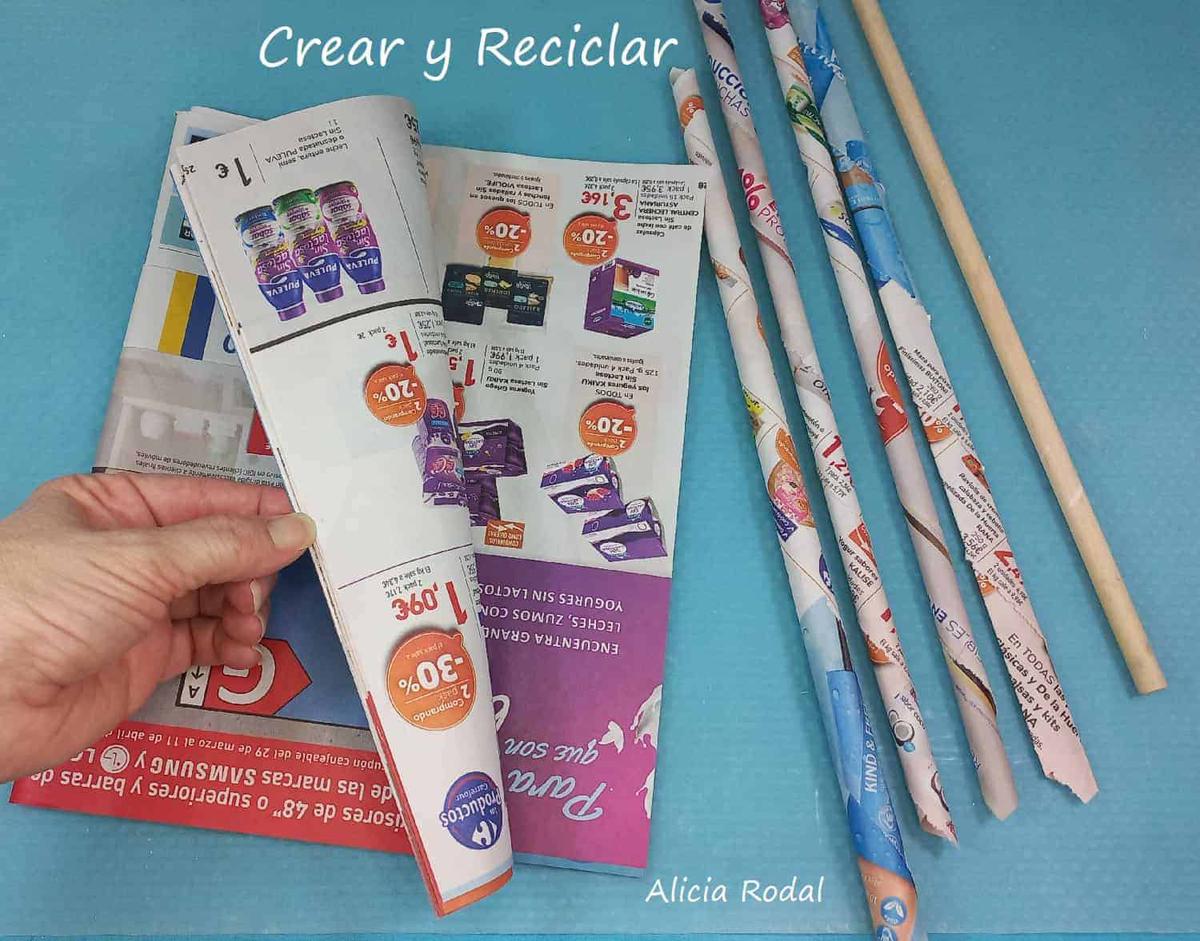 Aquí aprenderás a crear cosas tan chulas como este precioso faro, hecho a partir de un tubo de cartón de papas Pringles y otros materiales de reciclaje. Diy