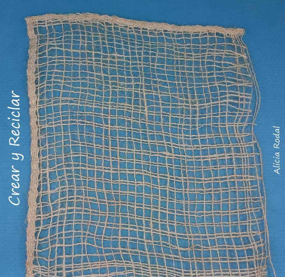 Aquí aprenderás a crear cosas tan chulas como este precioso faro, hecho a partir de un tubo de cartón de papas Pringles y otros materiales de reciclaje. Diy