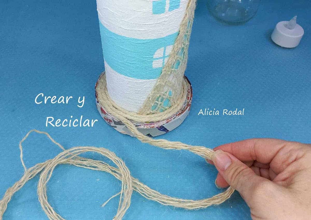 Aquí aprenderás a crear cosas tan chulas como este precioso faro, hecho a partir de un tubo de cartón de papas Pringles y otros materiales de reciclaje. Diy