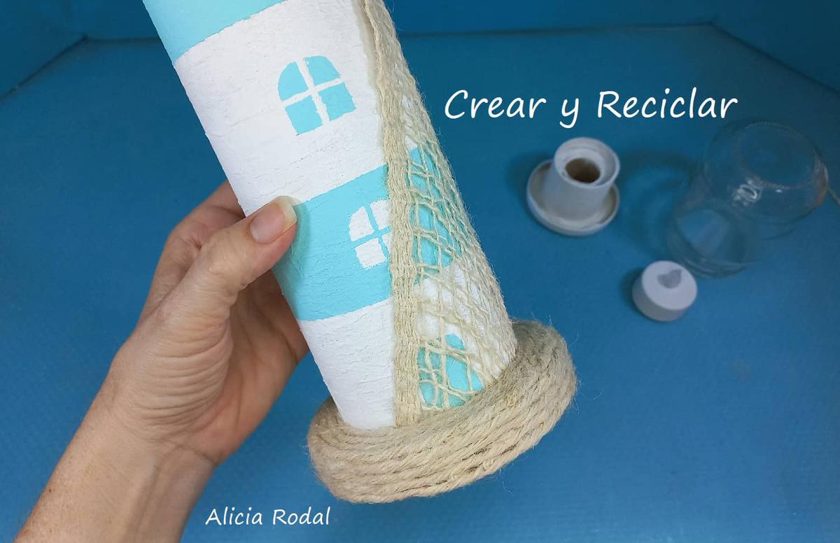 Aquí aprenderás a crear cosas tan chulas como este precioso faro, hecho a partir de un tubo de cartón de papas Pringles y otros materiales de reciclaje. Diy