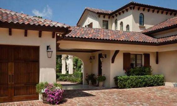 Casas de campo de dos pisos con techo de teja