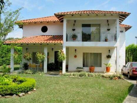 Casas de campo de dos pisos con techo de teja