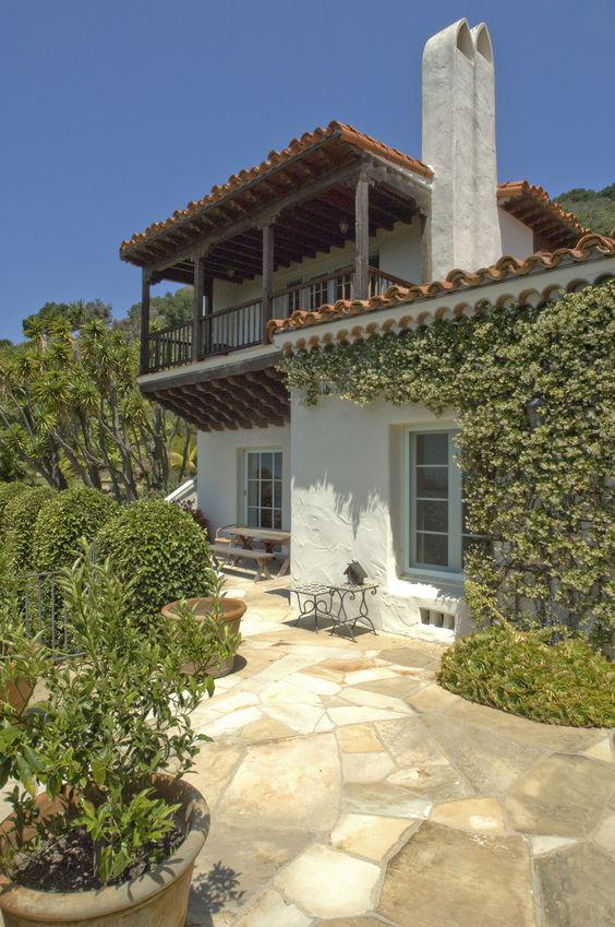 Casas de campo de dos pisos estilo rústico