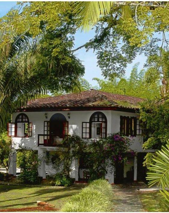 Casas de campo de dos pisos estilo rústico